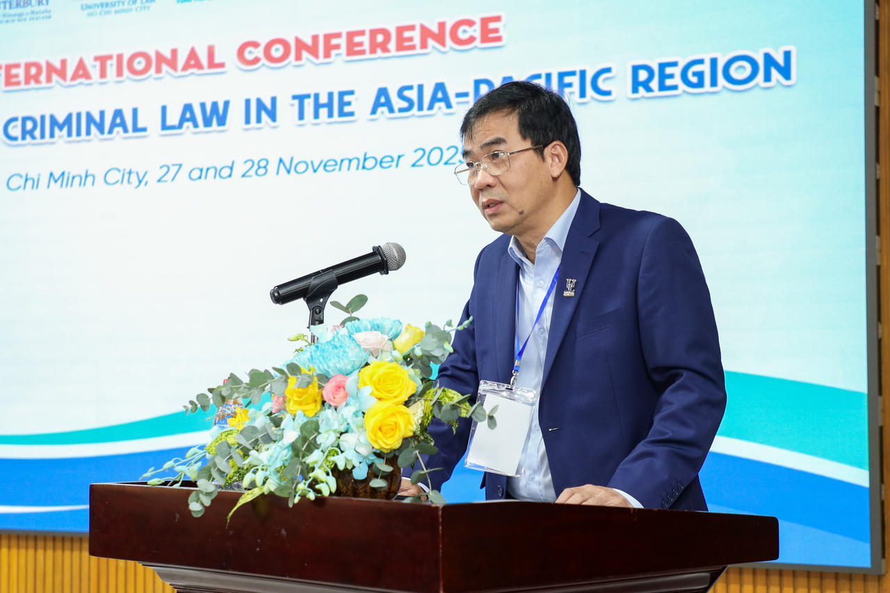 TS. Lê Trường Sơn, Hiệu trưởng Trường Đại học Luật TP HCM phát biểu khai mạc hội thảo.