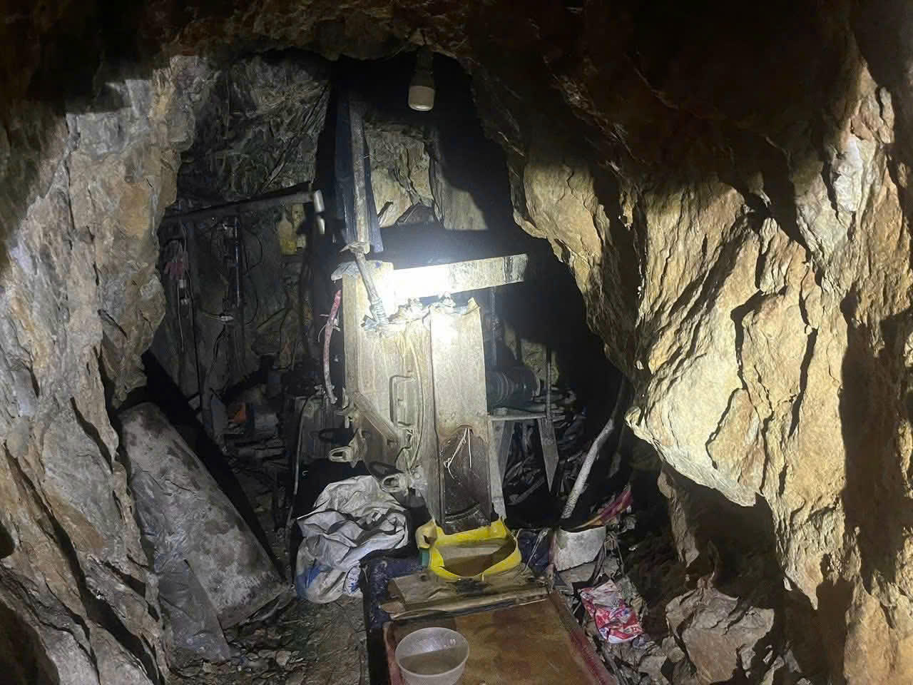 Lực lượng chức năng thu giữ dụng cụ phục vụ khai thác. . 