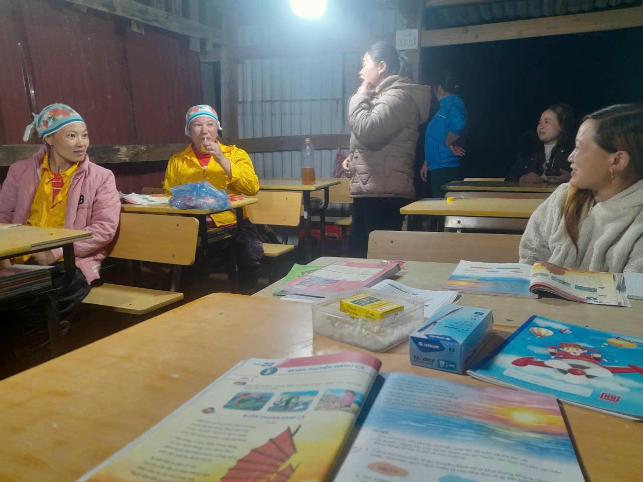 Giờ học đêm ấm áp tiếng cười, trò chuyện của những người dân ở bản làng.