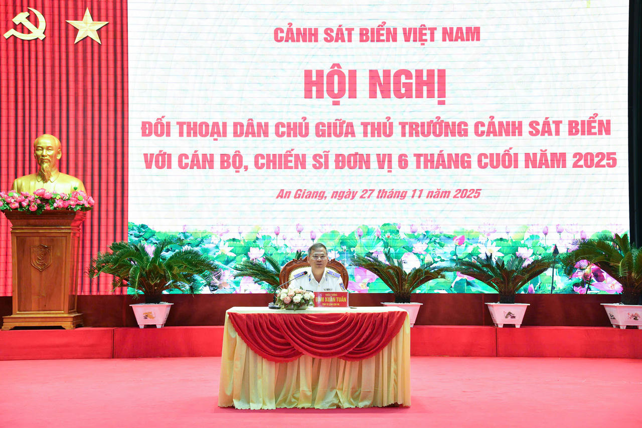 Thiếu tướng Đàm Xuân Tuấn, Phó Tư lệnh Cảnh sát biển Việt Nam đối thoại dân chủ với cán bộ, chiến sĩ Bộ Tư lệnh Vùng Cảnh sát biển 4. 