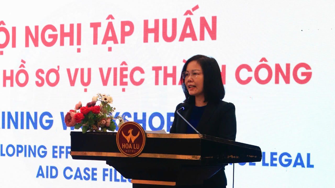 Bà Vũ Thị Hường – Phó Cục trưởng Cục Phổ biến, giáo dục pháp luật và Trợ giúp pháp lý phát biểu tại hội nghị