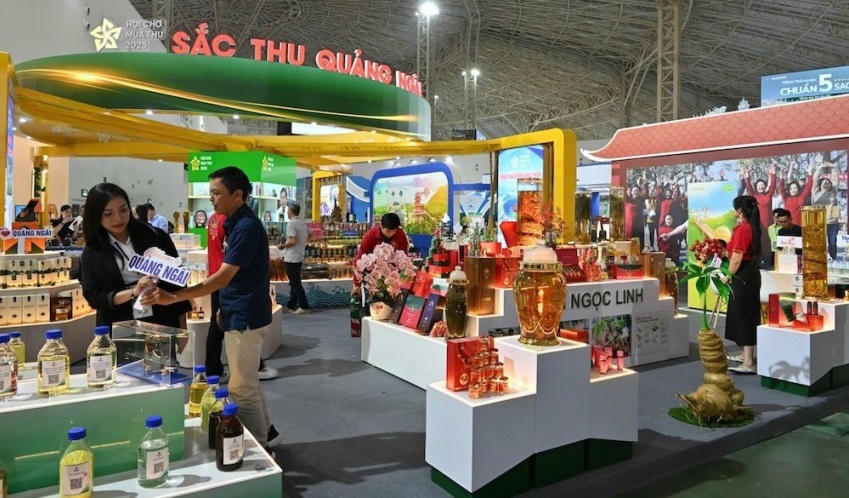 Hai đoàn kiểm tra liên ngành chống buôn lậu, gian lận thương mại và hàng giả trên địa bàn TP Hà Nội đã kiểm tra, kiểm soát tốt chất lượng các sản phẩm tại Hội chợ Mùa thu 2025. (Ảnh: PhapluatPlus)