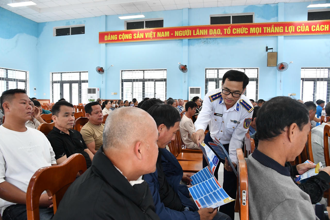 Vùng Cảnh sát biển 2 tuyên truyền chống khai thác IUU cho ngư dân Đà Nẵng