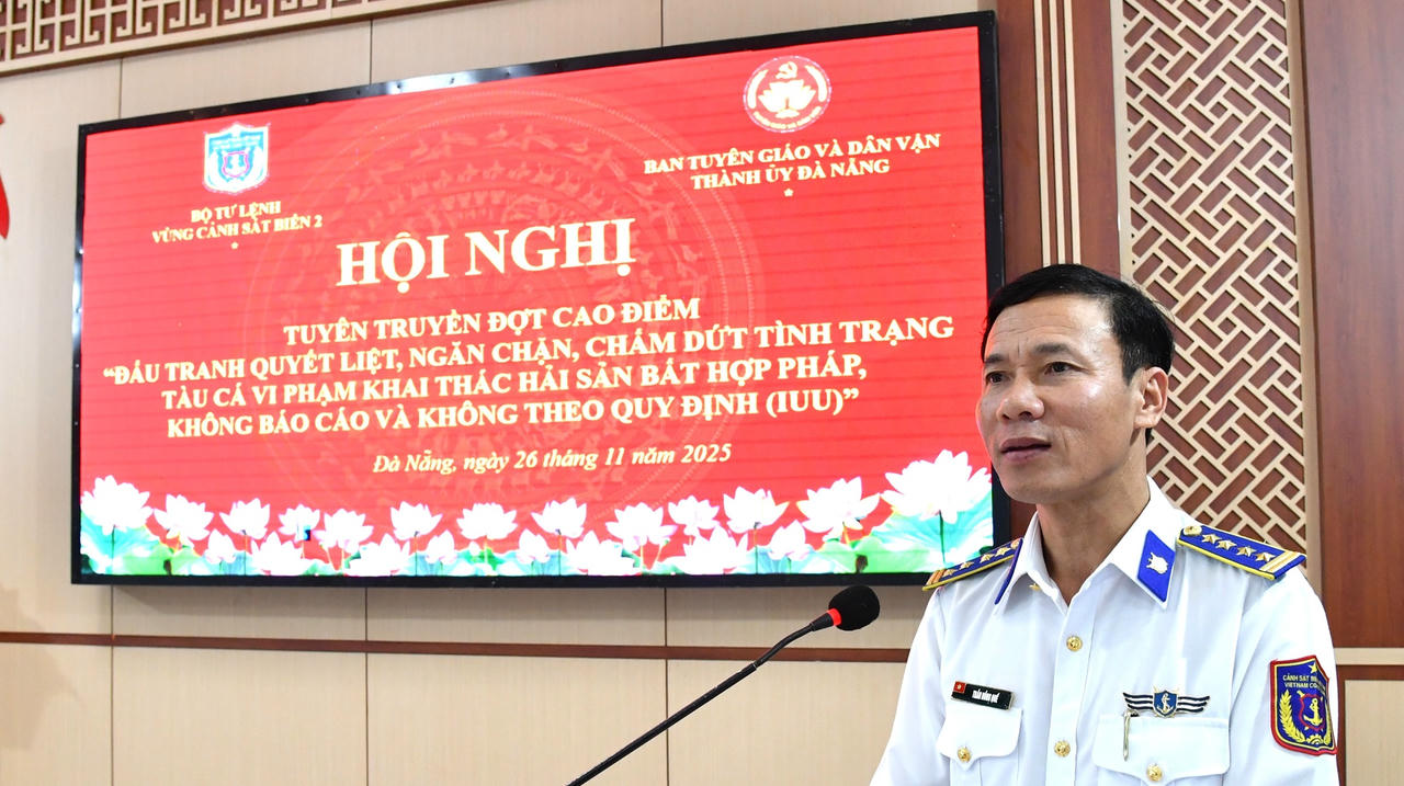 Đại tá Trần Hồng Quế, Phó Chính ủy Vùng Cảnh sát biển 2 phát biểu tại hội nghị tuyên truyền.
