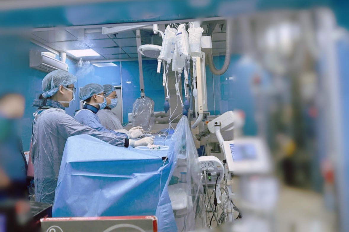 Hút huyết khối tĩnh mạch não cứu sống nam thanh niên 19 tuổi mắc bệnh lý hiếm gặp