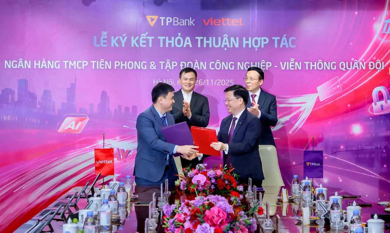 Lãnh đạo TPBank và Viettel trao văn kiện hợp tác, chính thức khởi động giai đoạn liên kết chiến lược toàn diện giữa hai bên.