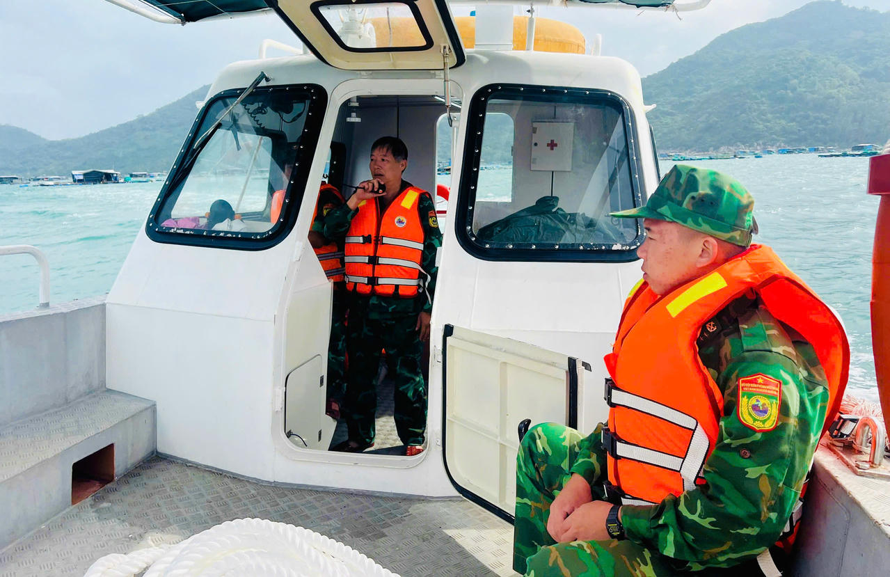 Đồn Biên phòng Vũng Rô chủ động tuyên truyền, vận động người dân phòng tránh bão số 15