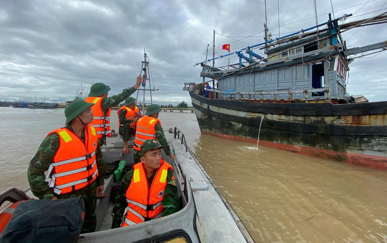 Đắk Lắk cấm các tàu thuyền ra khơi cho đến khi bão 15 tan