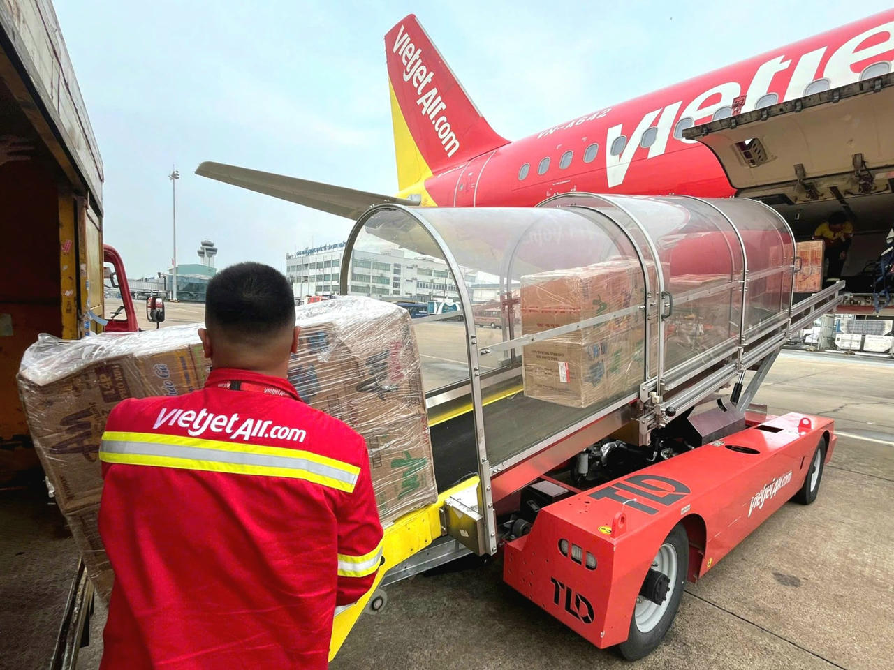Nhân viên Vietjet đưa hàng cứu trợ lên tàu bay để vận chuyển đến đồng bào vùng bão lũ