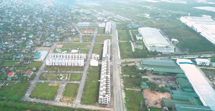 Trục đường Nguyễn Đổng Chi chạy ngang qua KCN Nam Hồng Lĩnh (phải) và bên kia là ROX Living Hồng Lĩnh