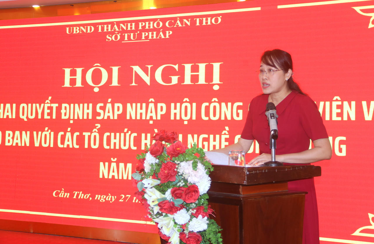 Bà Nguyễn Thị Phương Thu – Trưởng Phòng Hành chính và Bổ trợ Tư pháp (Sở Tư pháp TP Cần Thơ) công bố quyết định sáp nhập 3 Hội Công chứng viên