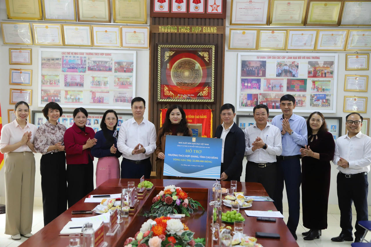 Đoàn công tác NXBGDVN trao tặng sách giáo khoa, quà cho Trường THCS Hợp Giang