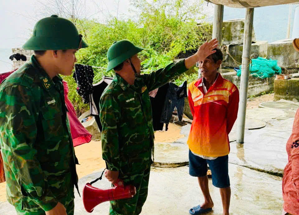 Đồn Biên phòng Vũng Rô chủ động tuyên truyền, vận động người dân phòng tránh bão số 15