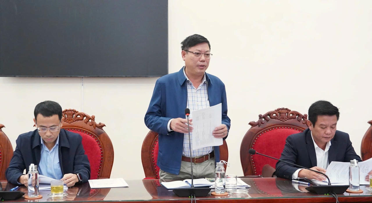 Đại diện Sở Văn hóa, Thể thao và Du lịch báo cáo tại buổi làm việc.