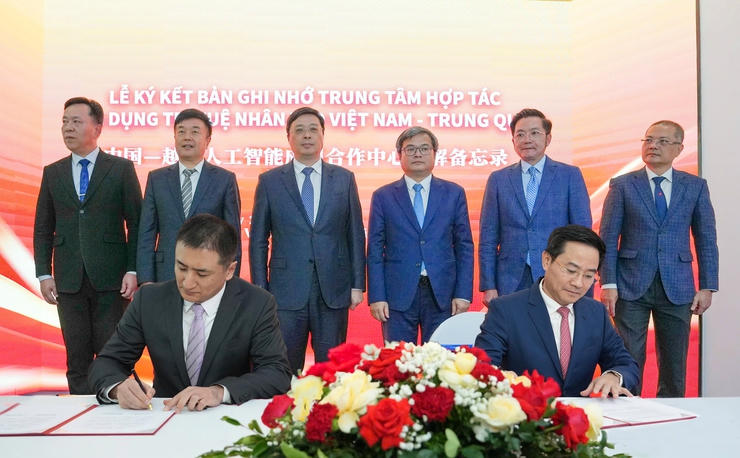 Các đại biểu chứng kiến lễ ký kết bản ghi nhớ Trung tâm Hợp tác ứng dụng trí tuệ nhân tạo Việt Nam - Trung Quốc.
