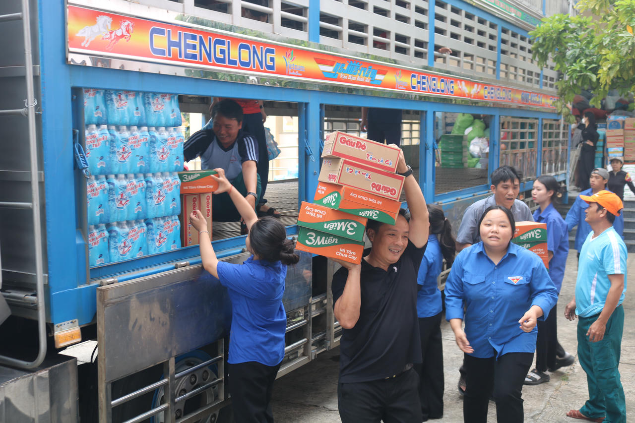  Hàng cứu trợ người dân vùng lũ của Báo Pháp luật Việt Nam được tập kết tại trụ sở UBND phường Phú Yên.