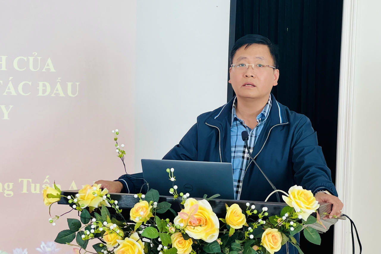 Thượng tá, PGS.TS Lương Tuấn Anh, Phó Trưởng Khoa An ninh chính trị nội bộ (Học viện An ninh nhân dân) trình bày các chuyên đề về đấu tranh, phản bác thông tin, quan điểm sai trái, thù địch trên không gian mạng.