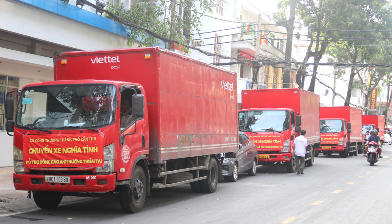 Những chiếc xe sẵn sàng chở gạo ra miền Trung.