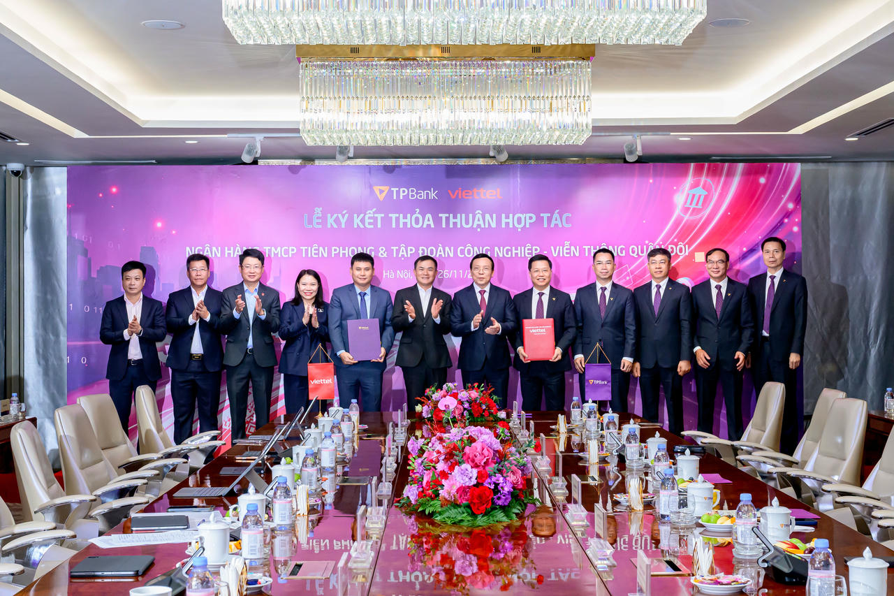 Lãnh đạo TPBank và Viettel chụp ảnh cùng các đại biểu tham dự lễ ký kết hợp tác chiến lược.