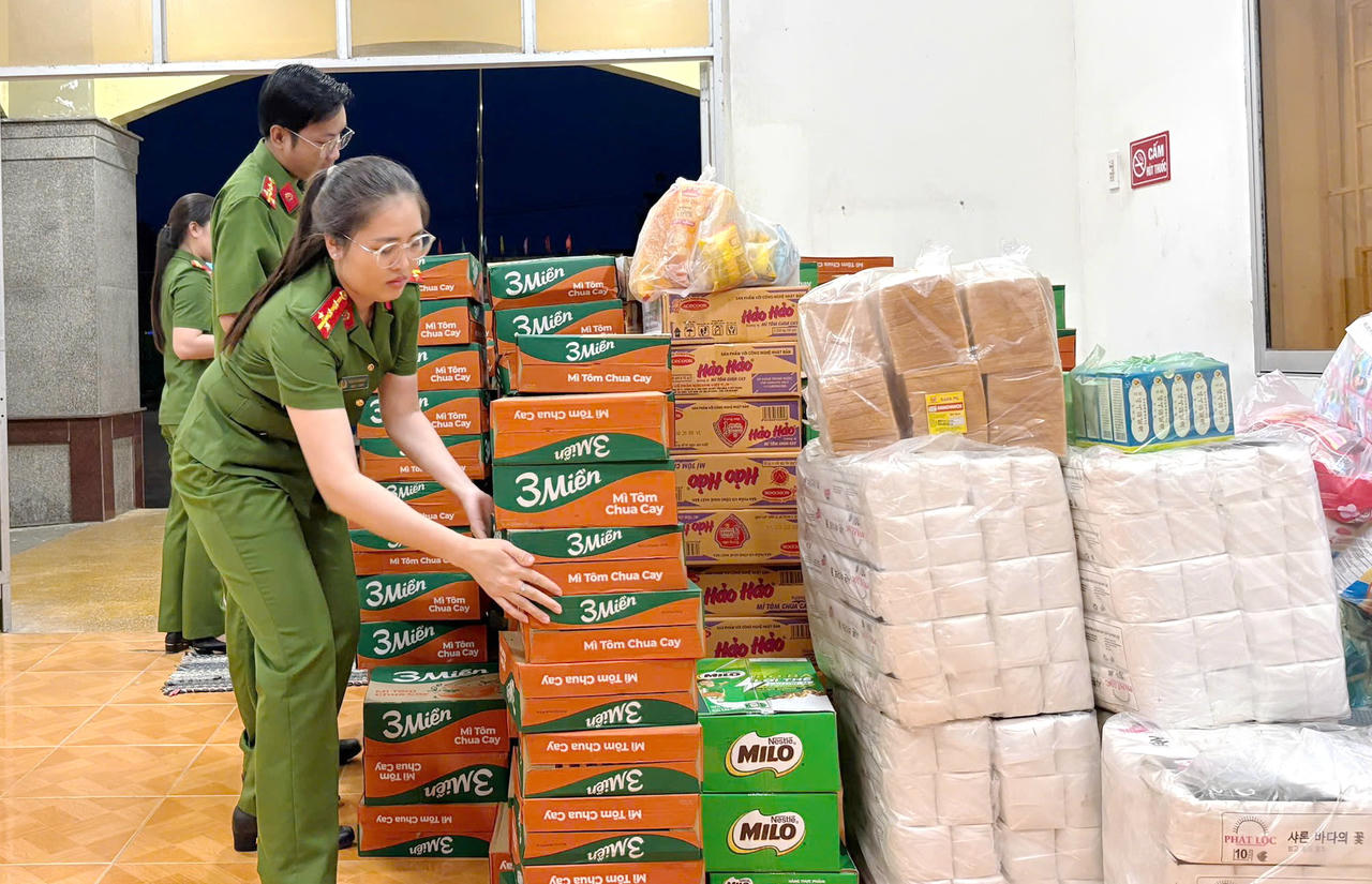 Các nhu yếu phẩm được cán bộ Công an xã, phường phân loại, sắp xếp gọn gàng, sẵn sàng chuyển đi cứu trợ.