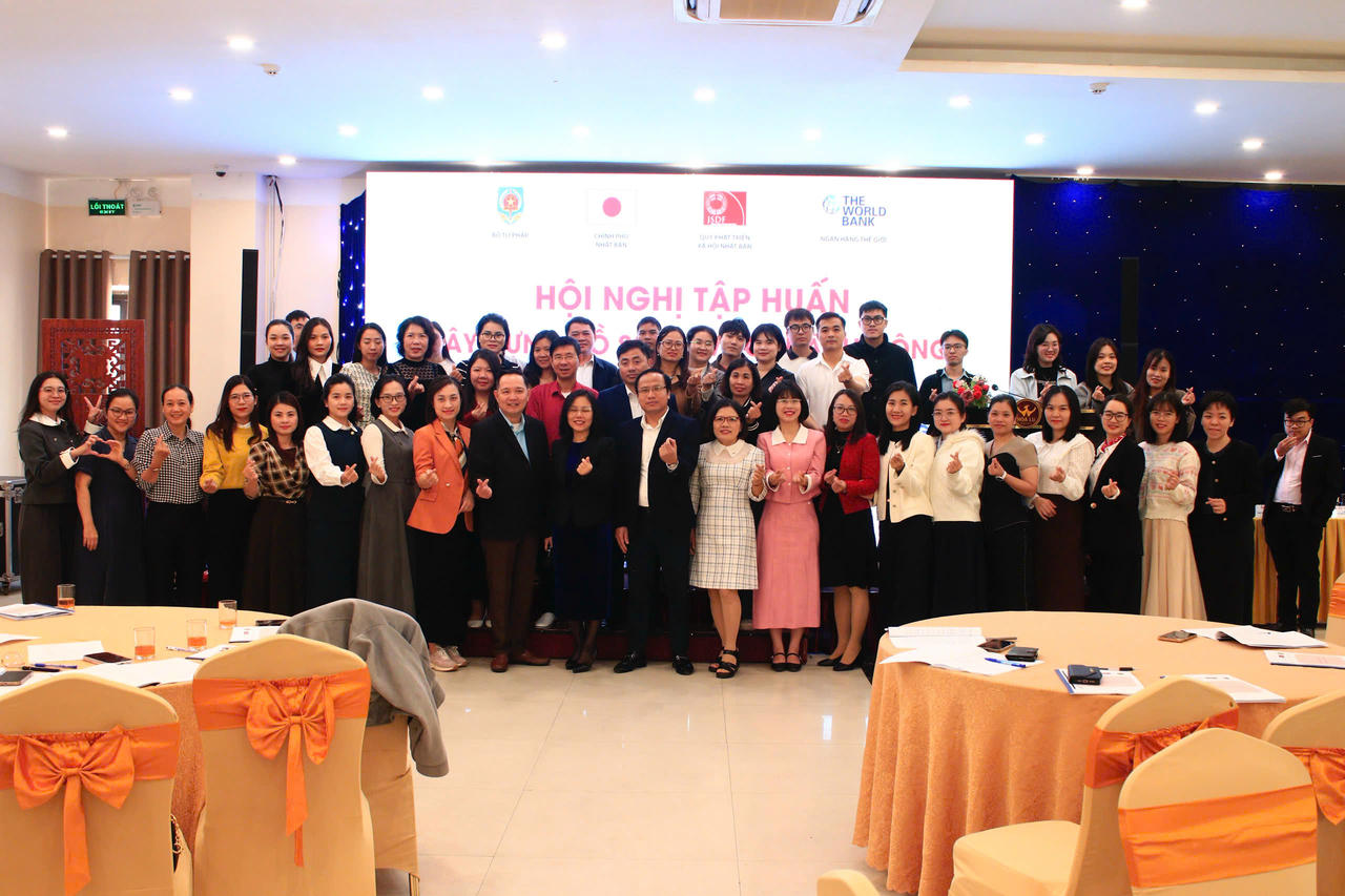 Các đại biểu chụp ảnh lưu niệm tại Hội nghị