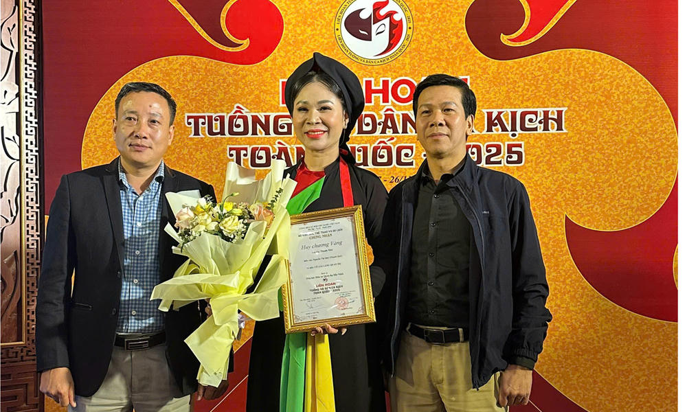 Nghệ sĩ Thanh Quý (giữa) đạt Huy chương Vàng với vai Thanh Nhã. (Ảnh: Báo Bắc Ninh)