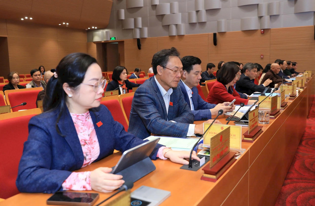 Các đại biểu bấm nút thông qua nghị quyết.