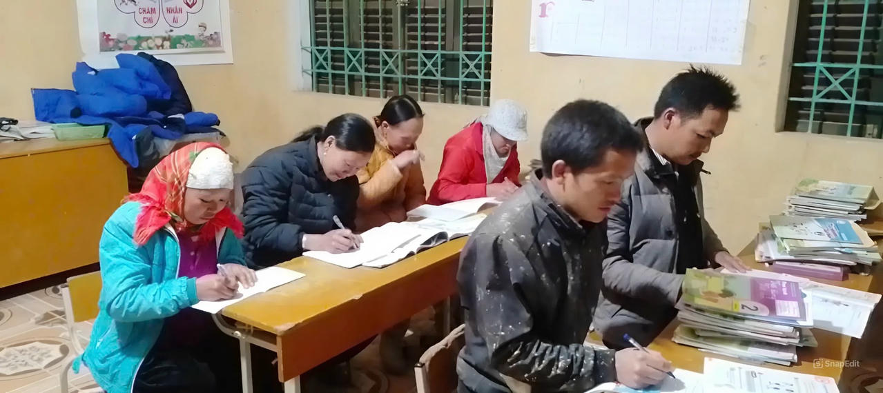 Những người dân vùng cao rèn chữ vào buổi tối sau ngày dài lao động.