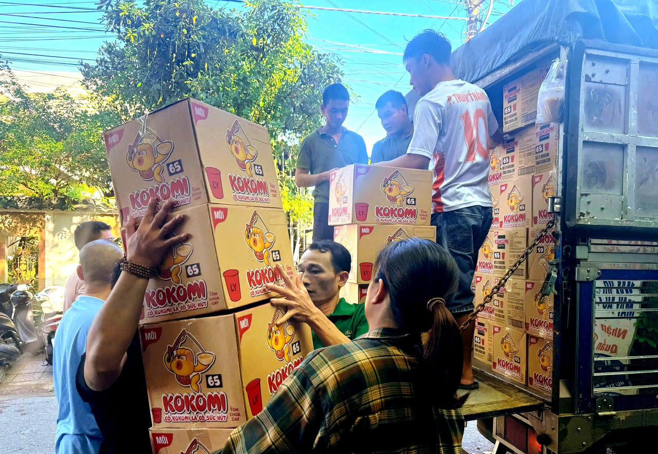 Hàng trăm tấn hàng của Masan được chuyển đến bà con vùng lũ miền Trung.