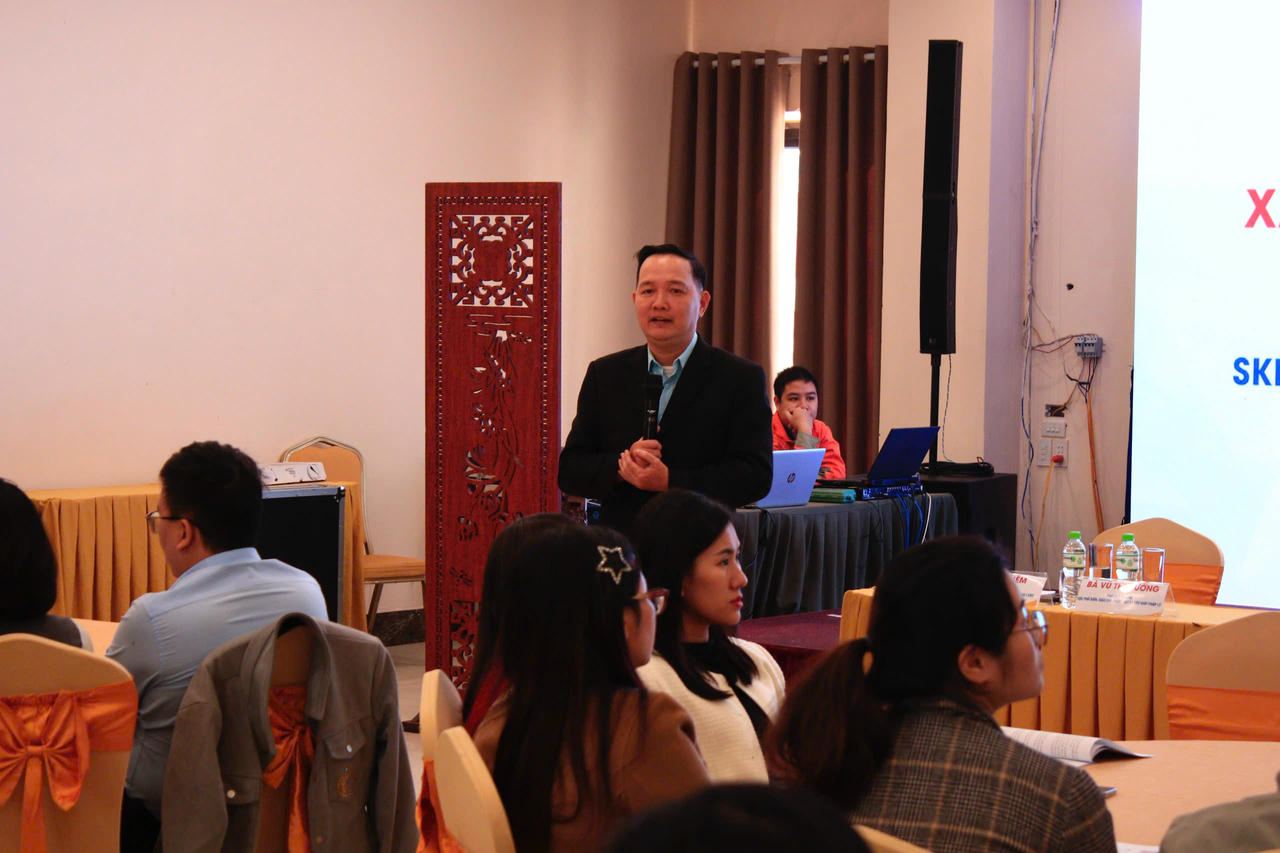 Báo cáo viên Võ Vũ Liêm - Giám đốc Trung tâm TGPL nhà nước số 2 tỉnh Vĩnh Long báo cáo tại Hội nghị