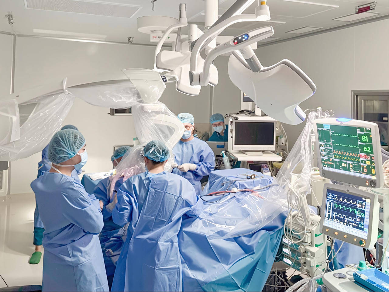Các bác sĩ Bệnh viện Đa khoa Quốc tế Vinmec Central Park (TP.HCM) đang tiến hành giải ép vi mạch cho bệnh nhân.