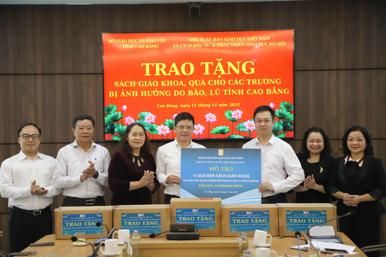 Ông Lê Thành Anh (thứ tư từ trái sang) – Tổng Giám đốc Công ty Cổ phần Đầu tư và Phát triển Giáo dục Hà Nội
trao tặng sách giáo khoa cho đại diện Sở GD- ĐT tỉnh Cao Bằng