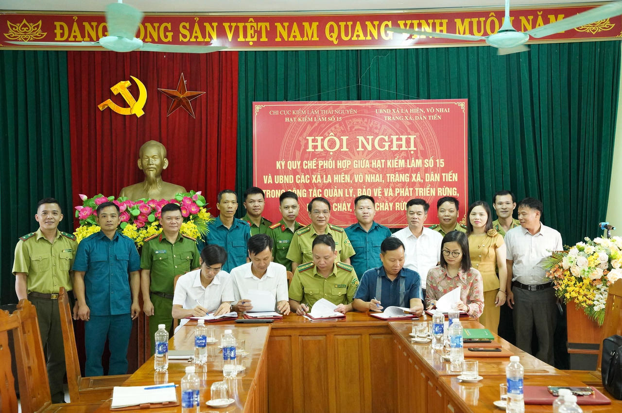 Hạt Kiểm lâm số 15&nbsp;ký Quy chế phối hợp với UBND các xã trên địa bàn đơn vị được giao quản lý và bảo vệ rừng.