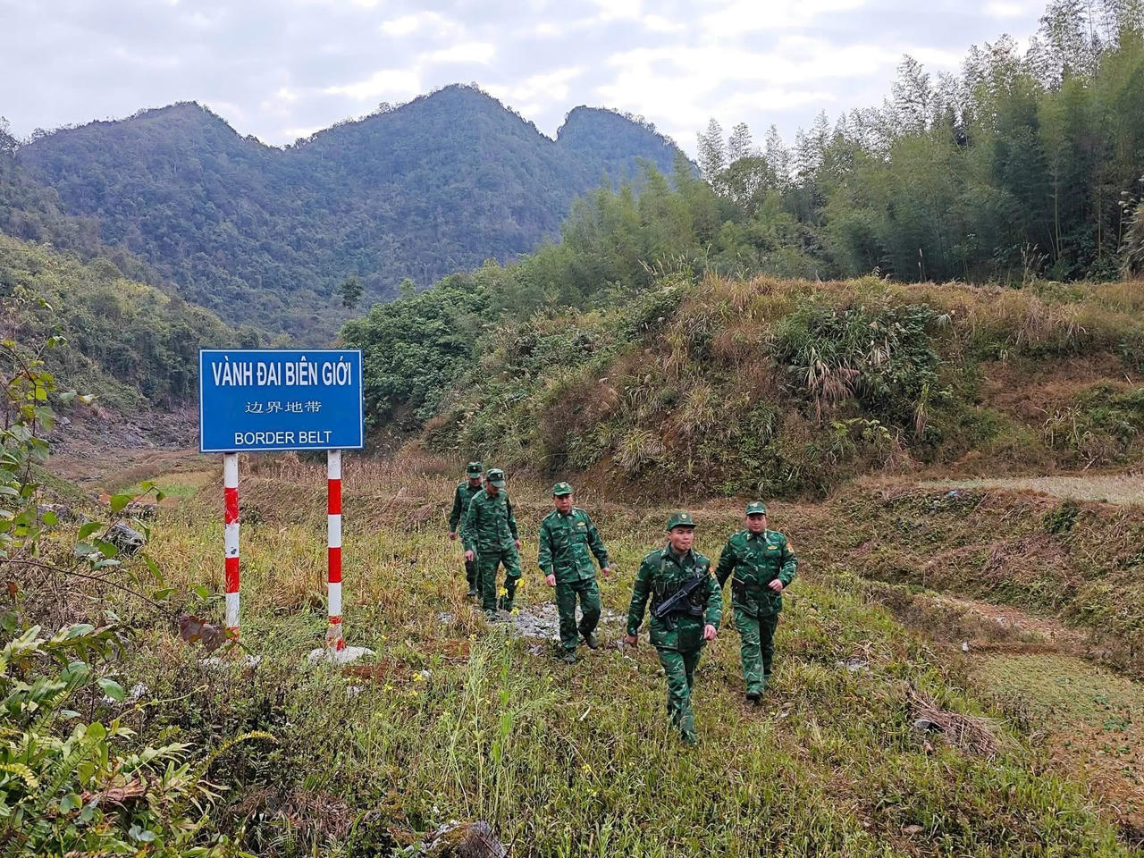 Bộ đội Biên phòng tỉnh Cao Bằng tuần tra biên giới. (Ảnh: Lê Hanh)