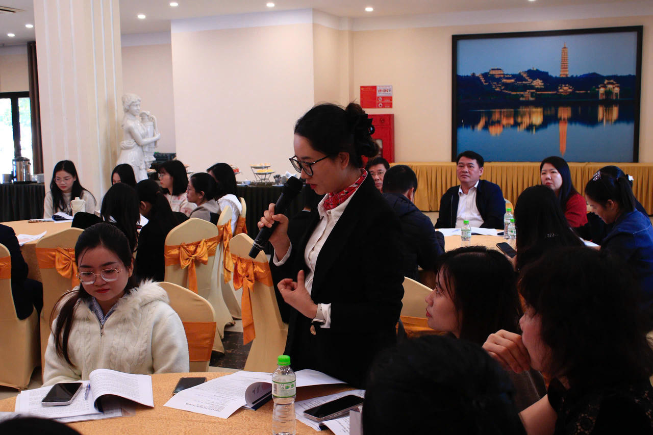 Các đại biểu và báo cáo viên tích cực trao đổi tại Hội nghị