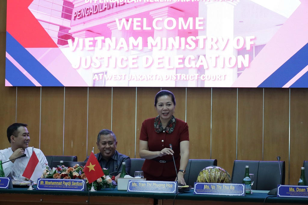 Bà Trần Thị Phương Hoa phát biểu tại buổi làm việc.