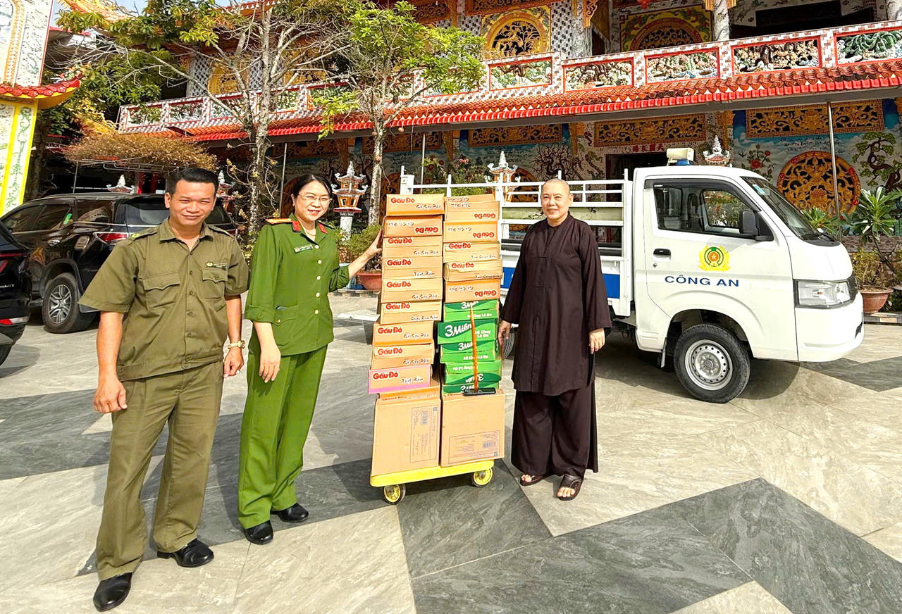 Cán bộ Công an phường Tân Thành tiếp nhận quà ủng hộ của phật tử chùa Thiền Lâm gửi đến đồng bào miền Trung.