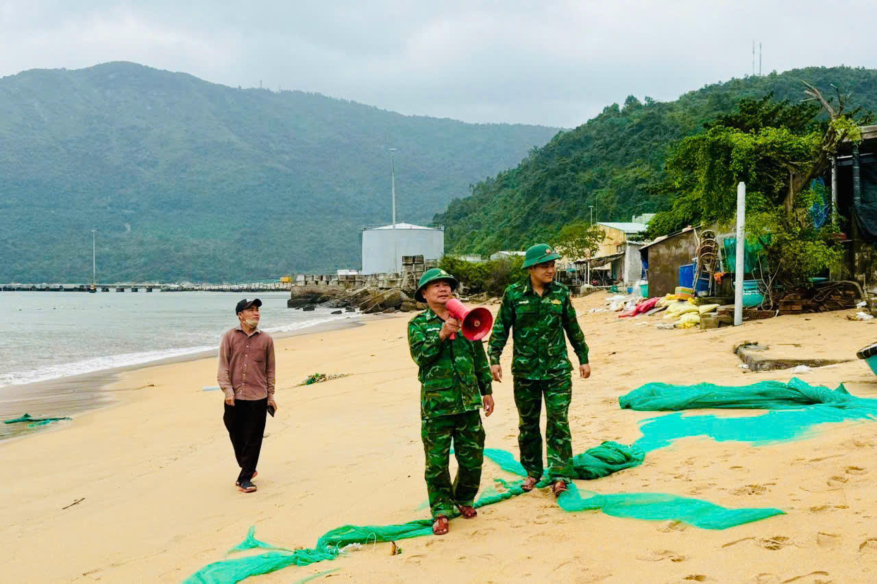 Đồn Biên phòng Vũng Rô chủ động tuyên truyền, vận động người dân phòng tránh bão số 15