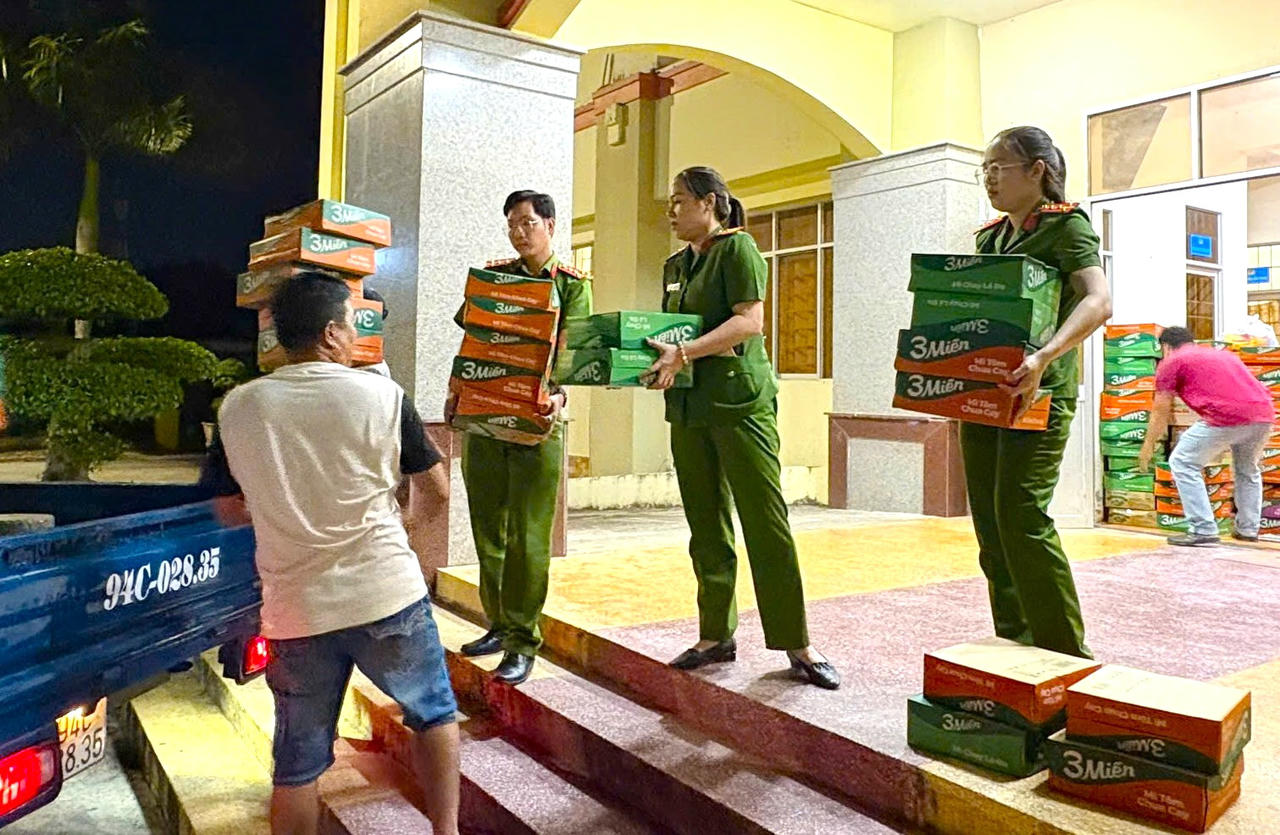 Chuyến xe chở hàng hóa quyên góp đầu tiên của Công an phường Giá Rai lăn bánh vào tối 26/11, hướng về đồng bào miền Trung.