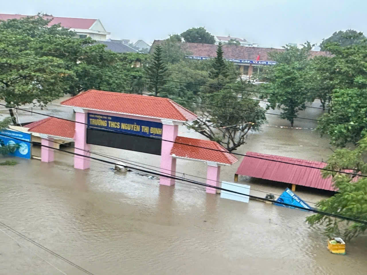 Nhiều khu vực của phường Phú Yên bị ngập sâu khi lũ đi qua.