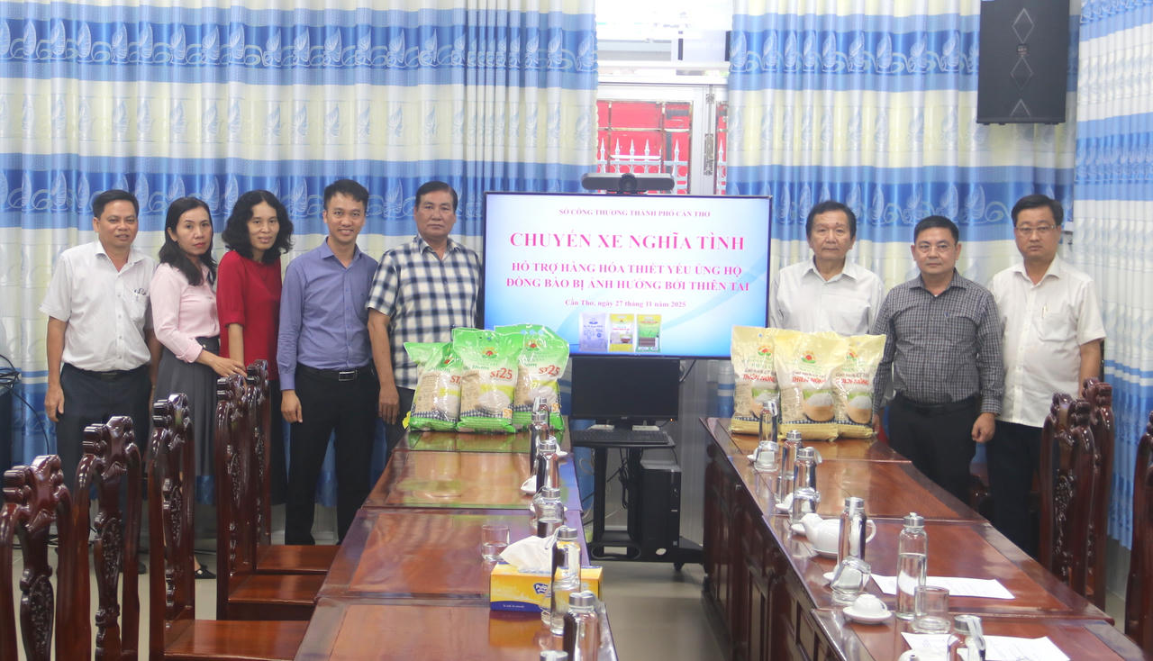 Lãnh đạo Sở Công Thương TP Cần Thơ kêu gọi các doanh nghiệp tiếp tục ủng hộ đồng bào miền Trung.