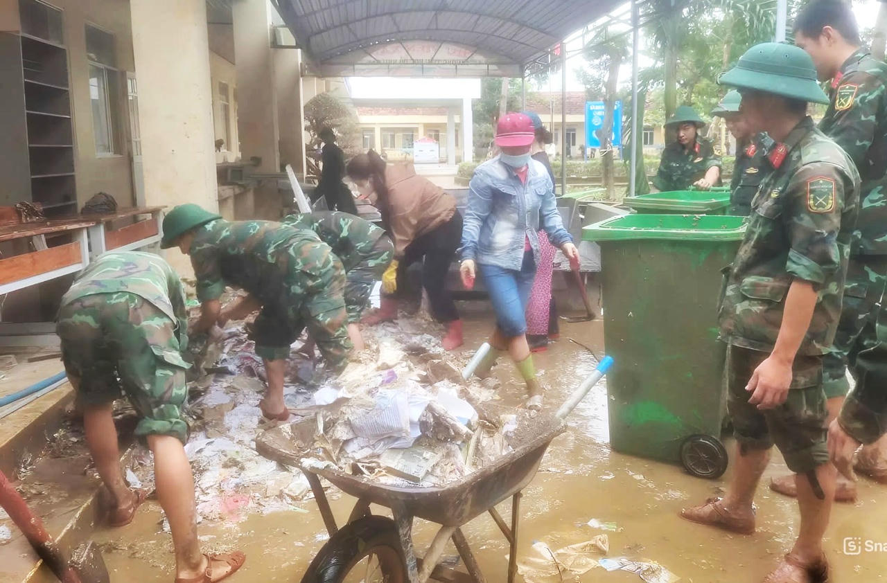 Cán bộ, chiến sĩ Lữ đoàn Thông tin 575 tham gia vệ sinh tại Trường Tiểu học Đỗ Như Dạy.