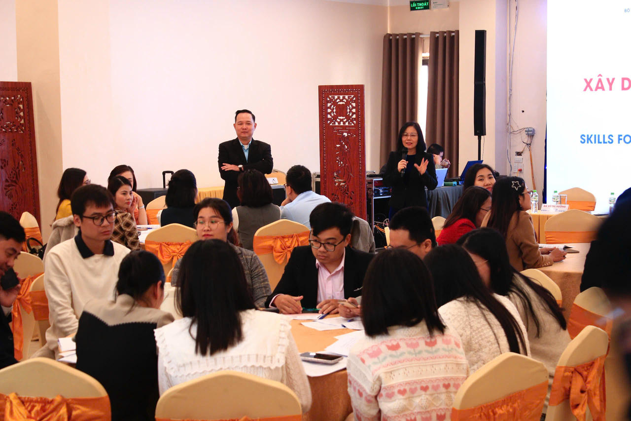 Các đại biểu và báo cáo viên tích cực trao đổi tại Hội nghị