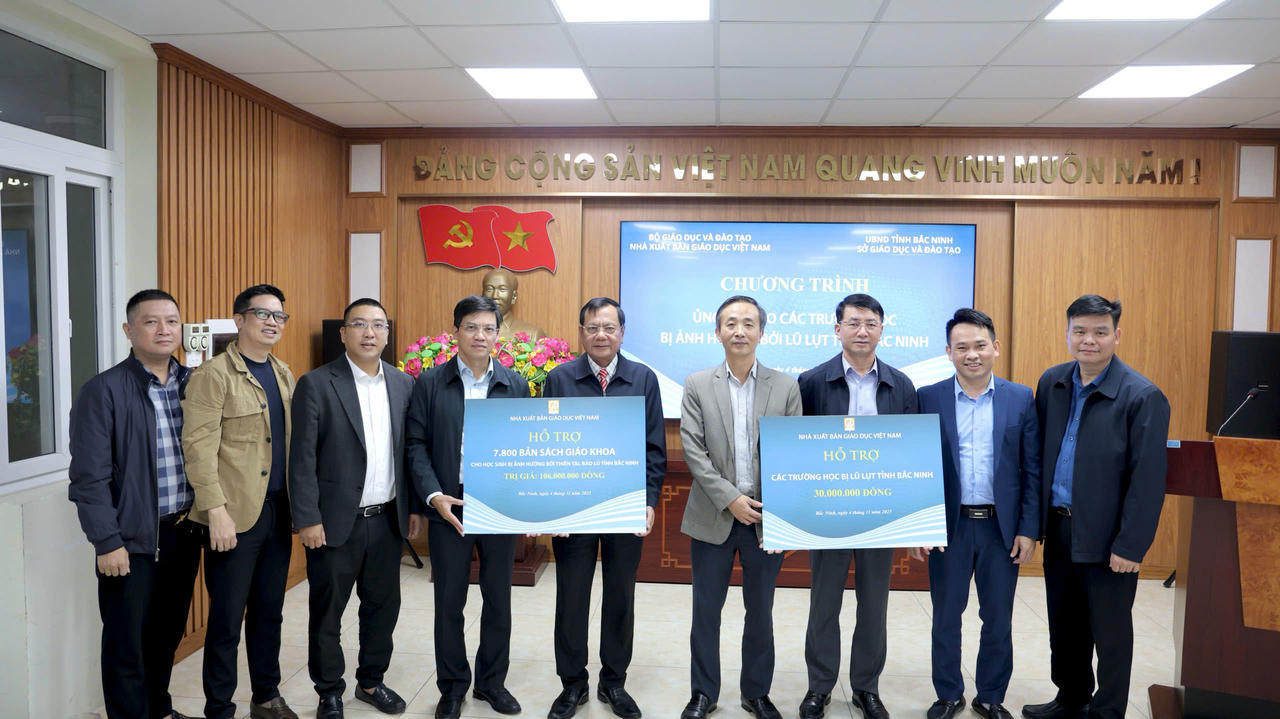 Đại diện NXBGDVN trao tiền mặt và sách giáo khoa cho đại diện Sở GD- ĐT tỉnh Bắc Ninh