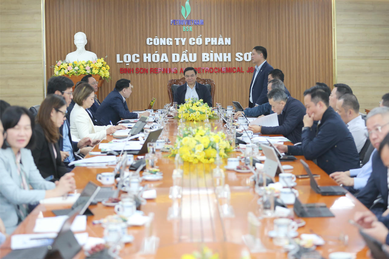Chủ tịch BSR Bùi Ngọc Dương báo cáo với lãnh đạo Petrovietnam trong buổi làm việc.