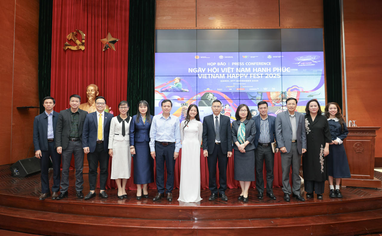 LPBank 代表のマーケティング コミュニケーション ディレクターのファム・クアン・ヴィエット氏 (左から 3 番目) が記者会見に出席し、「ハッピー ベトナム デー 2025」イベントを発表しました。