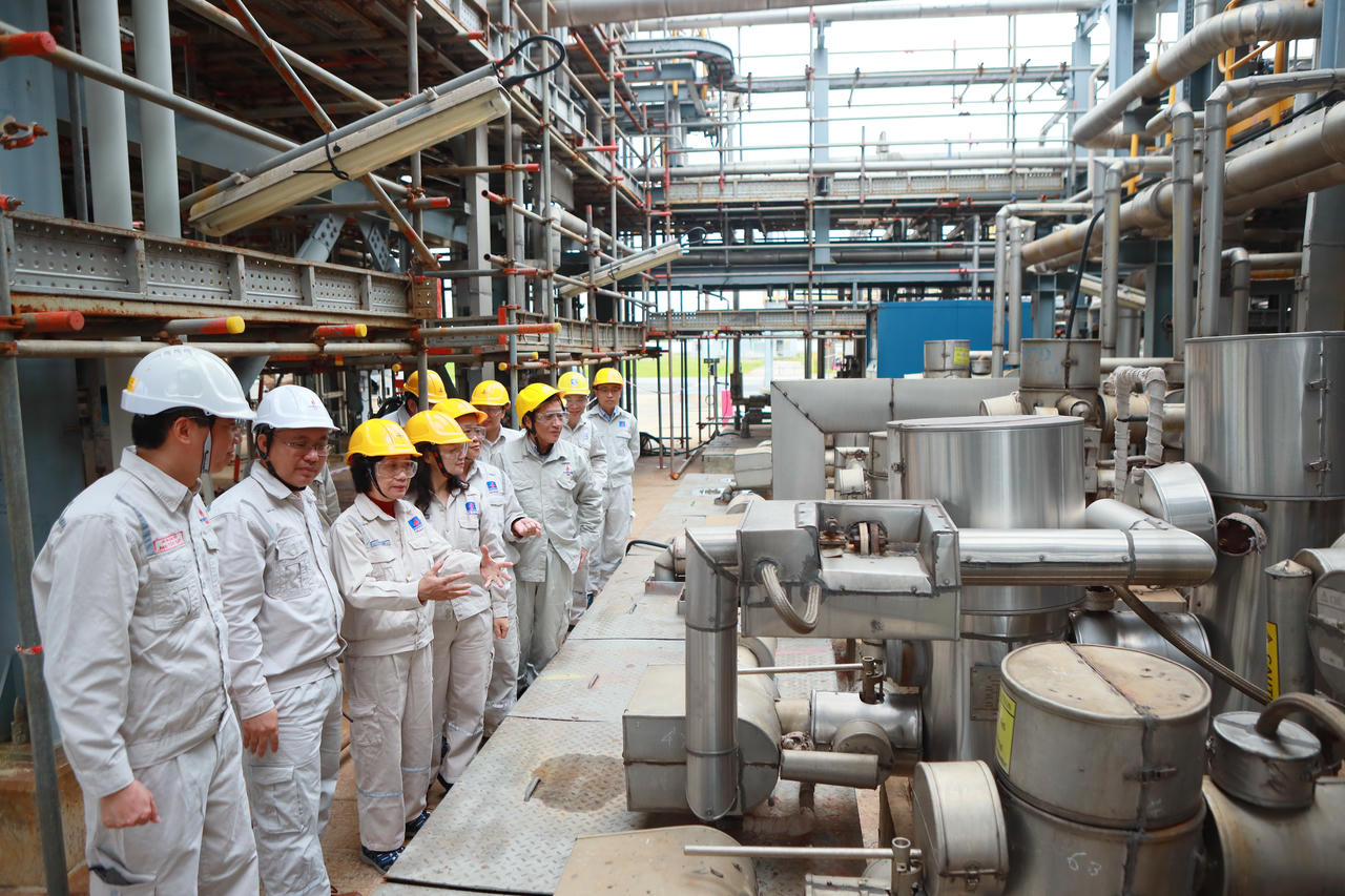 Đoàn công tác của Bộ Công Thương thăm Nhà máy lọc dầu Dung Quất của BSR hồi giữa tháng 11 mới đây.