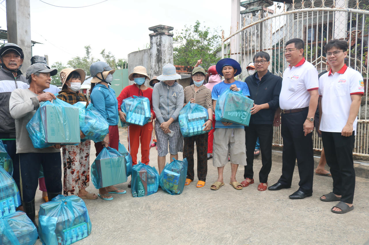 Ông Trần Xuân Túc – Bí thư Đảng ủy phường Phú Yên (thứ 3 tính từ bên phải sang) cùng với đại diện Báo Pháp luật Việt Nam trao quà cho người dân bị lụt.