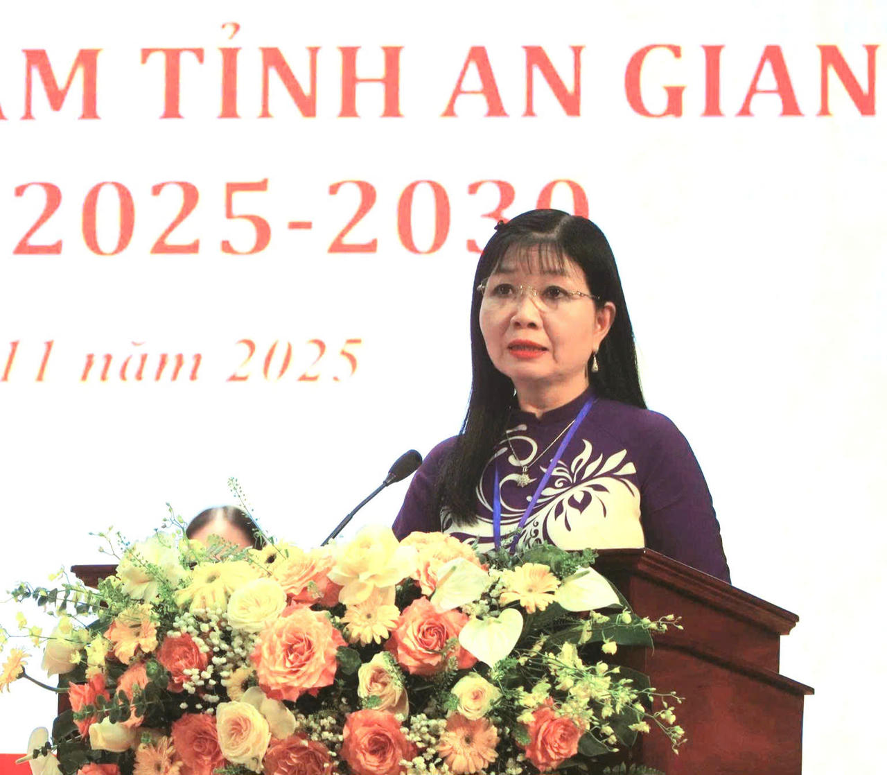 Phó Bí thư Tỉnh ủy, Trưởng đoàn Đại biểu Quốc hội đơn vị tỉnh An Giang, Chủ tịch Ủy ban MTTQ tỉnh, Trưởng ban Ban Chỉ đạo Đại hội Trần Thị Thanh Hương trình bày tại Đại hội.