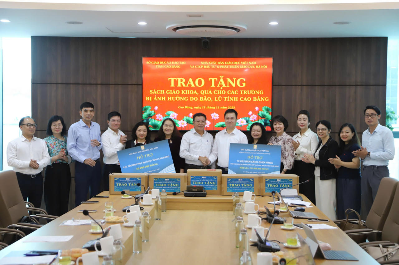 Đoàn công tác NXBGDVN trao tặng sách giáo khoa, quà cho các trường học bị ảnh hưởng do bão lũ tại Cao Bằng